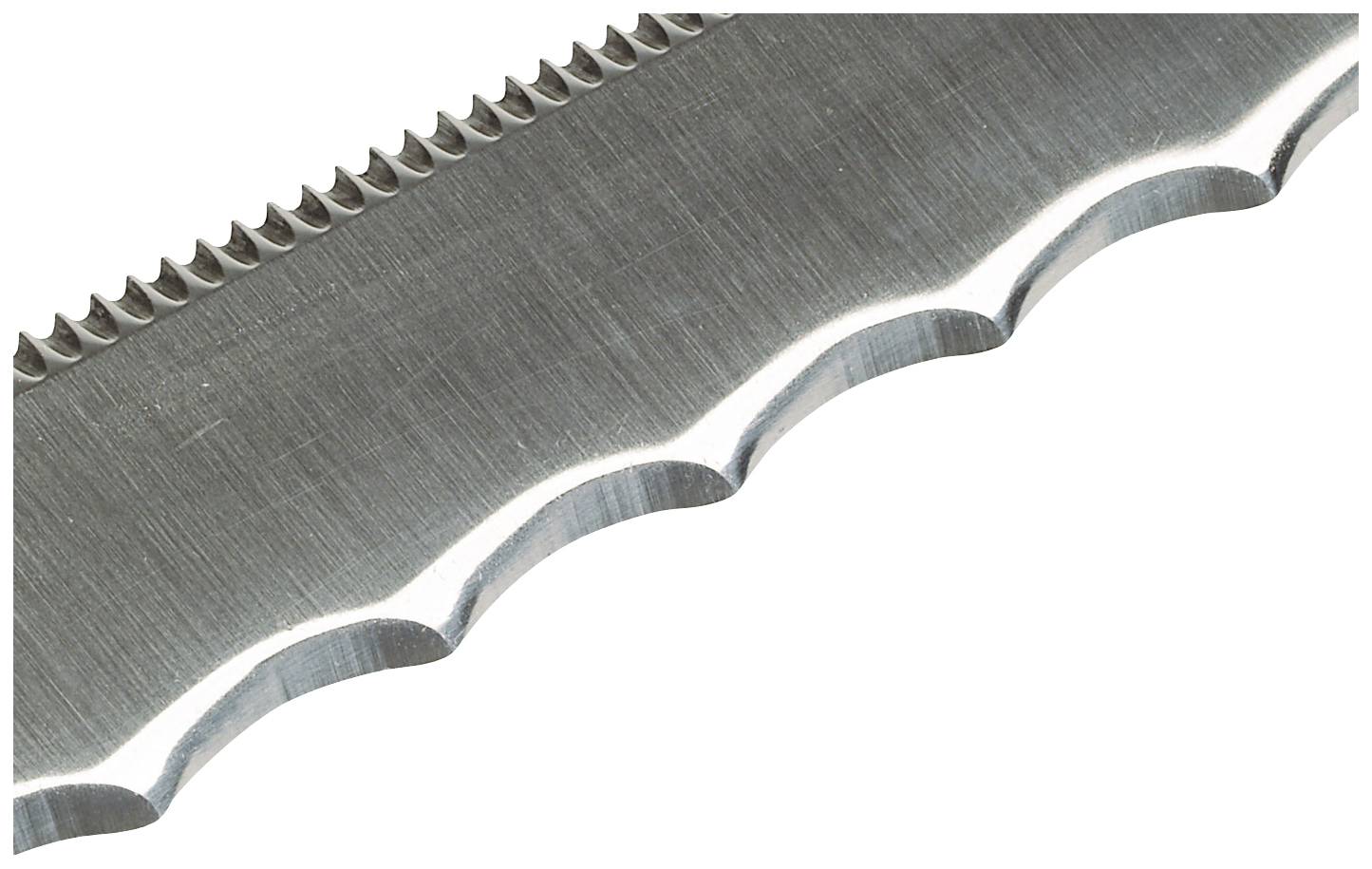 Nahaufnahme einer gezackten Messerklinge mit abwechselnden glatten und gezahnten Abschnitten.