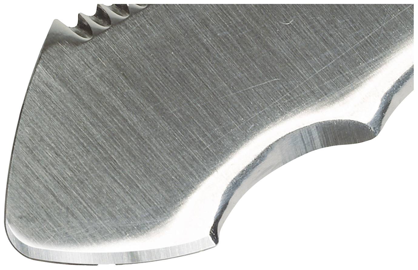 Nahaufnahme einer silbernen Messerklinge mit gezacktem Rand und glatter Schnittfläche.