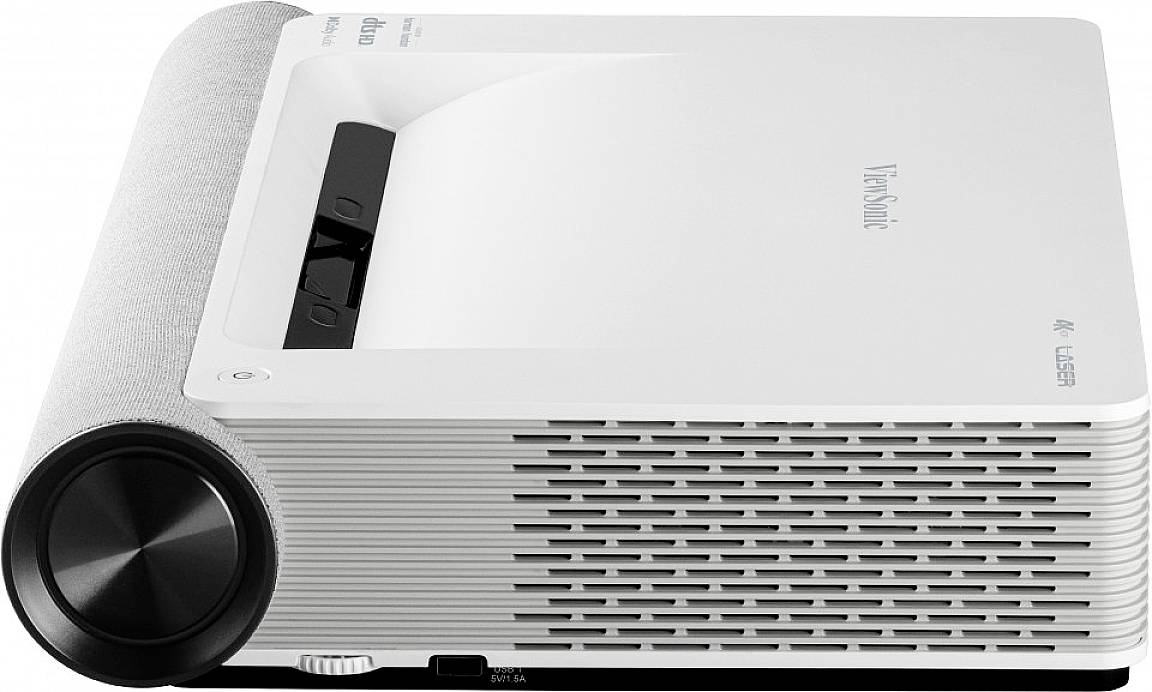 Ein weißer Projektor mit Lüftungsschlitzen an der Seite, einem schwarzen Bedienfeld oben und einem großen Fokusrad an der Vorderseite.