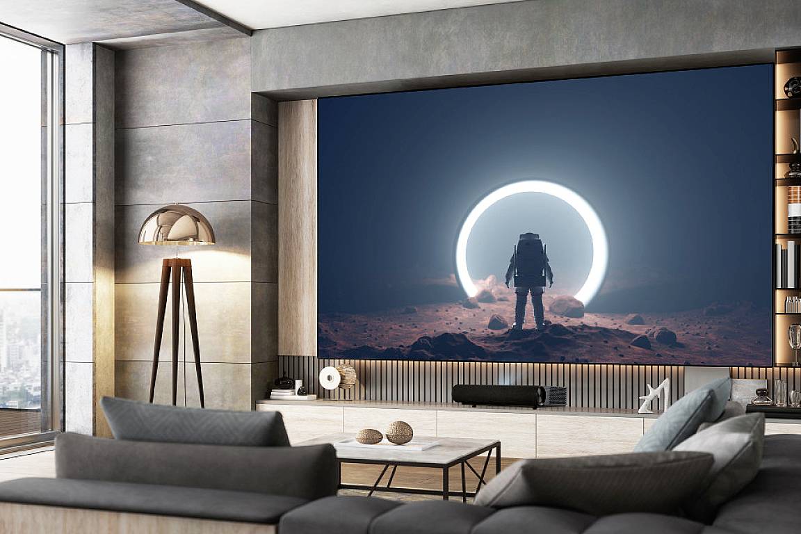 Ein Astronaut steht auf einem roten Planetenboden vor einem leuchtenden Kreis, umgeben von moderner Inneneinrichtung.