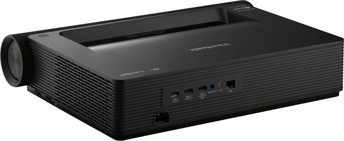 Ein schwarzer Multimedia-Projektor mit mehreren Eingängen, darunter HDMI- und USB-Anschlüsse, auf einem Tisch positioniert.