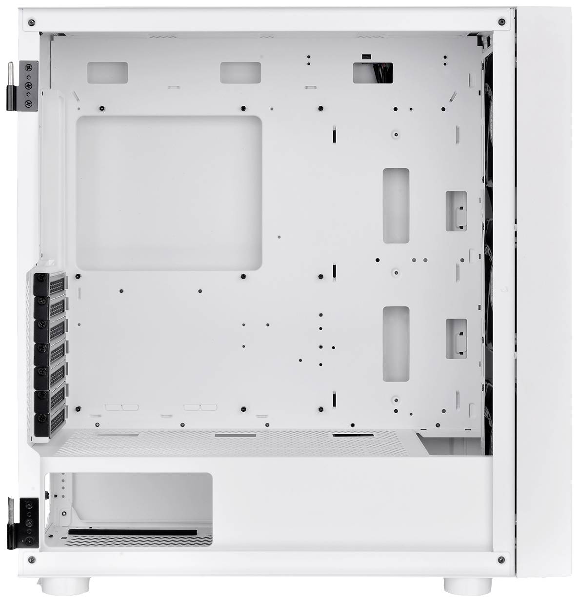 Weißes Computergehäuse, offen, ohne Komponenten. Sichtbare Schächte und Befestigungen für Motherboard und Anschlüsse.