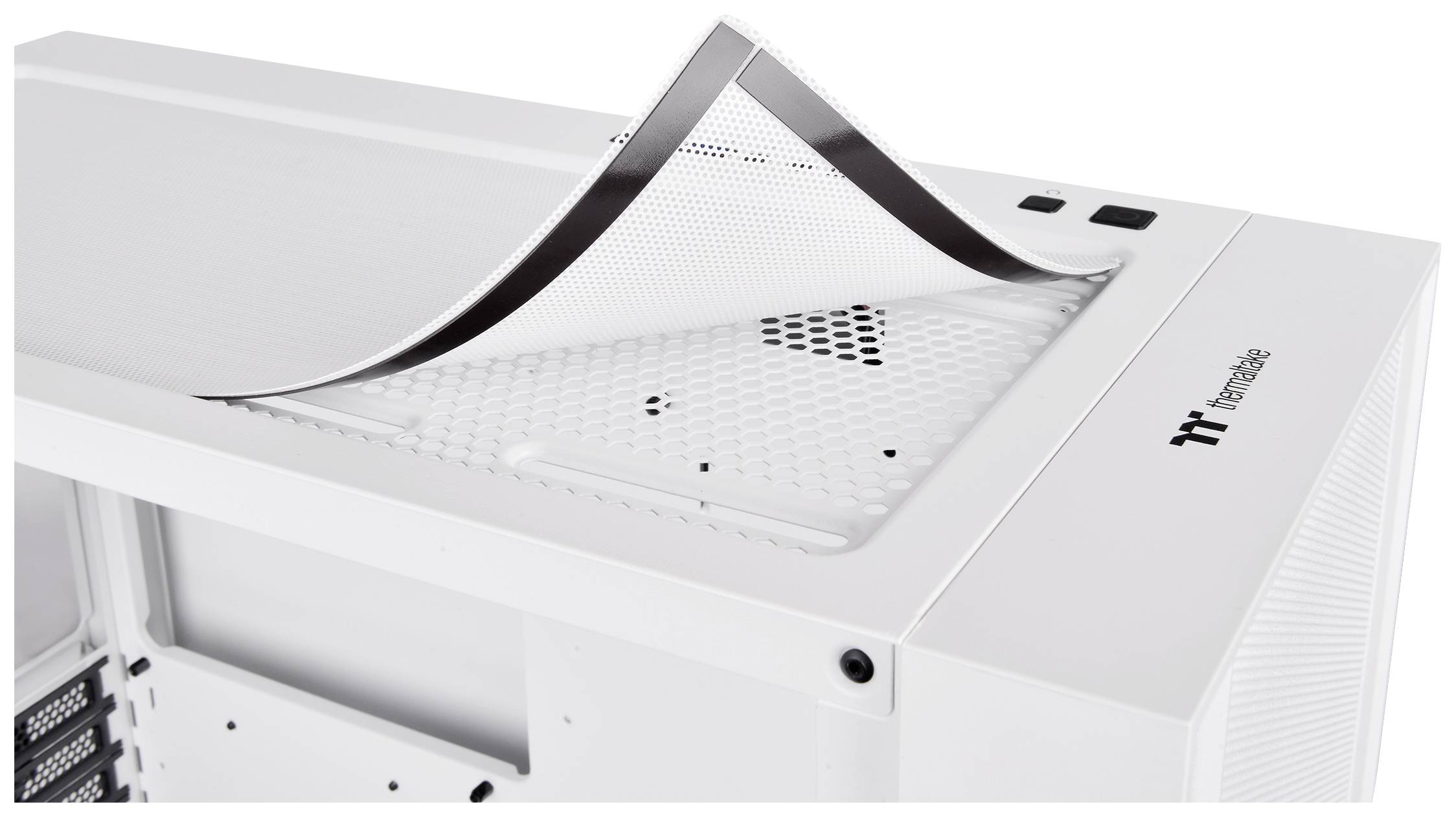 Weißes Computergehäuse mit abnehmbarem magnetischem Staubfilter auf der Oberseite, zeigt Lüftungsschlitze für bessere Luftzirkulation.