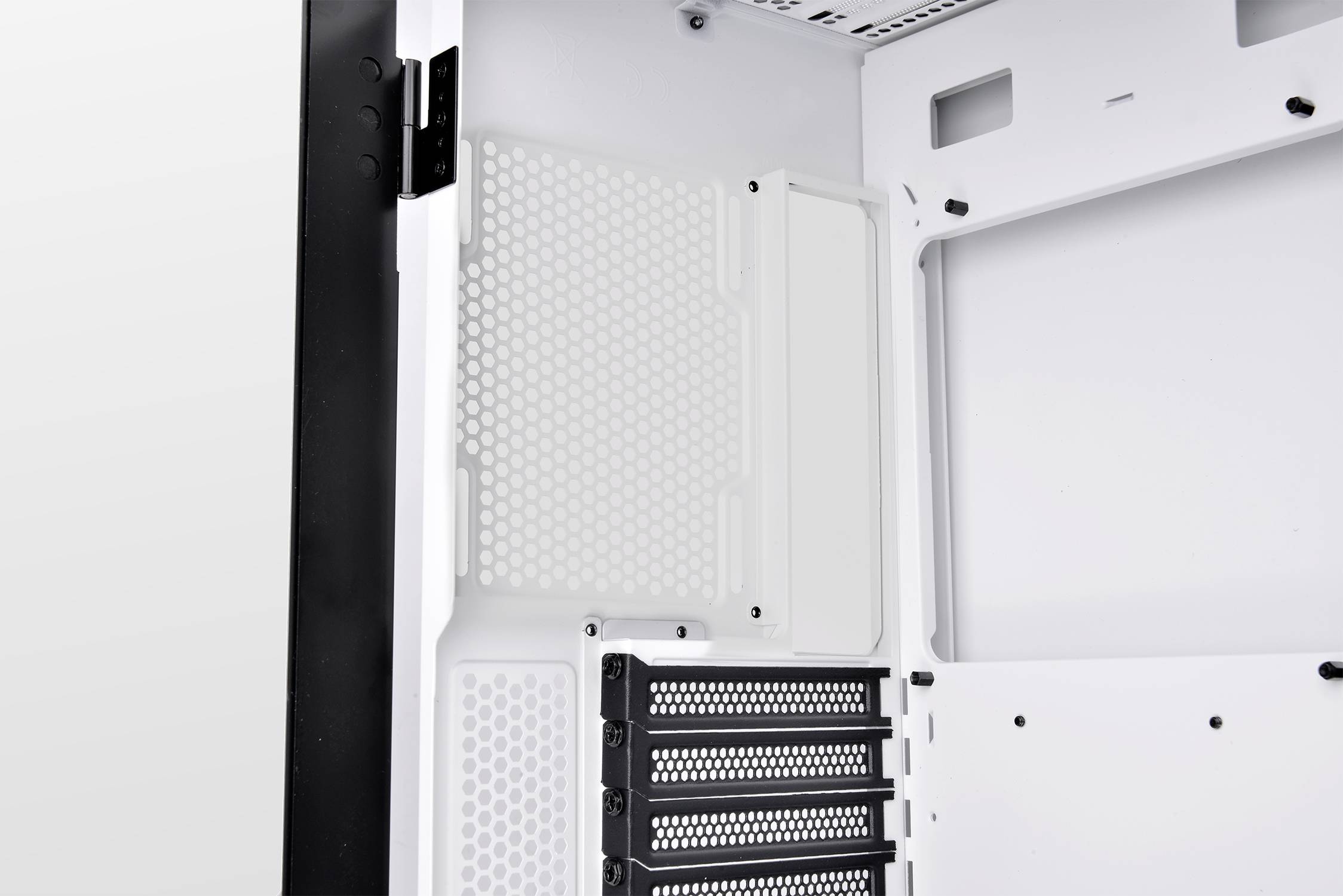Innenraum eines weißen Computergehäuses mit offenen Fächern und Lüftungsgitter. Enthält mehrere vertikale Steckplätze.