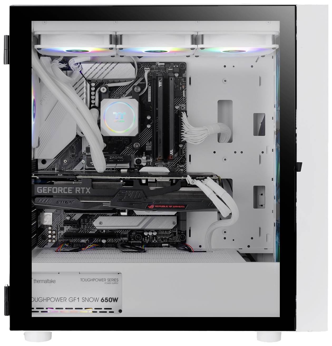 Ein moderner PC mit durchsichtiger Seitenabdeckung zeigt eine 'Geforce RTX'-Grafikkarte, Kabelmanagement und LED-Beleuchtung im Inneren.
