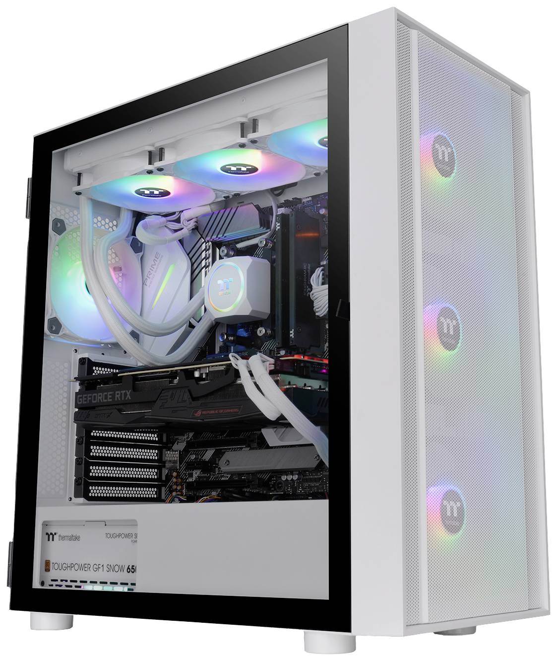 Ein weißer Gaming-Computer mit transparentem Seitenfenster zeigt bunte LED-Leuchten im Inneren. Sichtbare Hardwarekomponenten sind eine Grafikkarte und Lüfter.