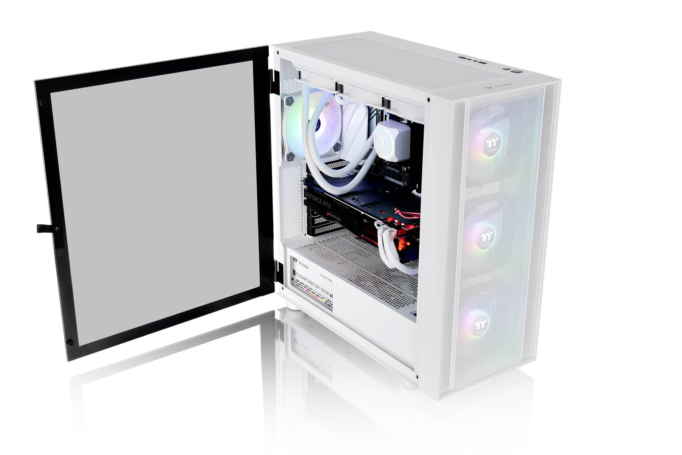 Ein geöffneter weißer Computer-Tower zeigt die interne Hardware mit beleuchteten Lüftern und Kabeln.