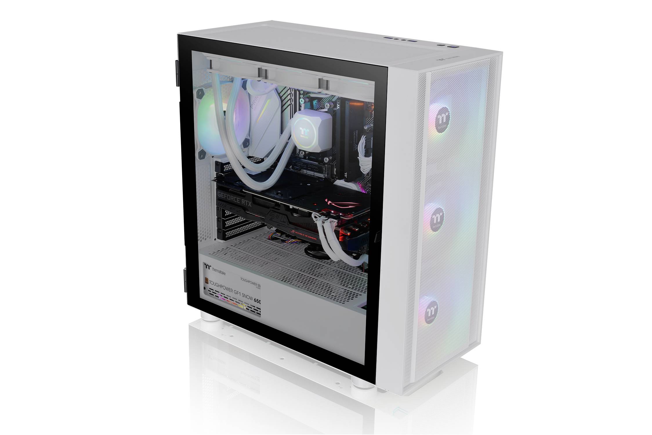 Gaming-PC mit transparentem Seitenteil zeigt interne Komponenten; RGB-Beleuchtung an Lüftern.