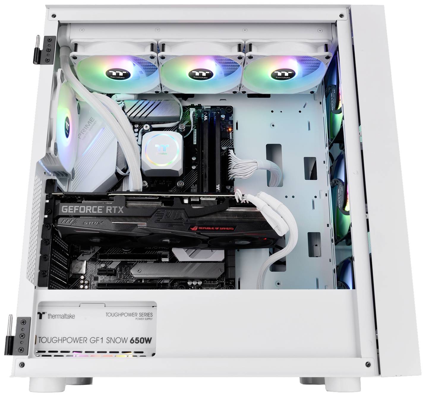 Ein weißes Computergehäuse mit bunten LED-Lichtern, offener Sicht auf die innenliegende Hardware wie Grafikkarte und Netzteil.