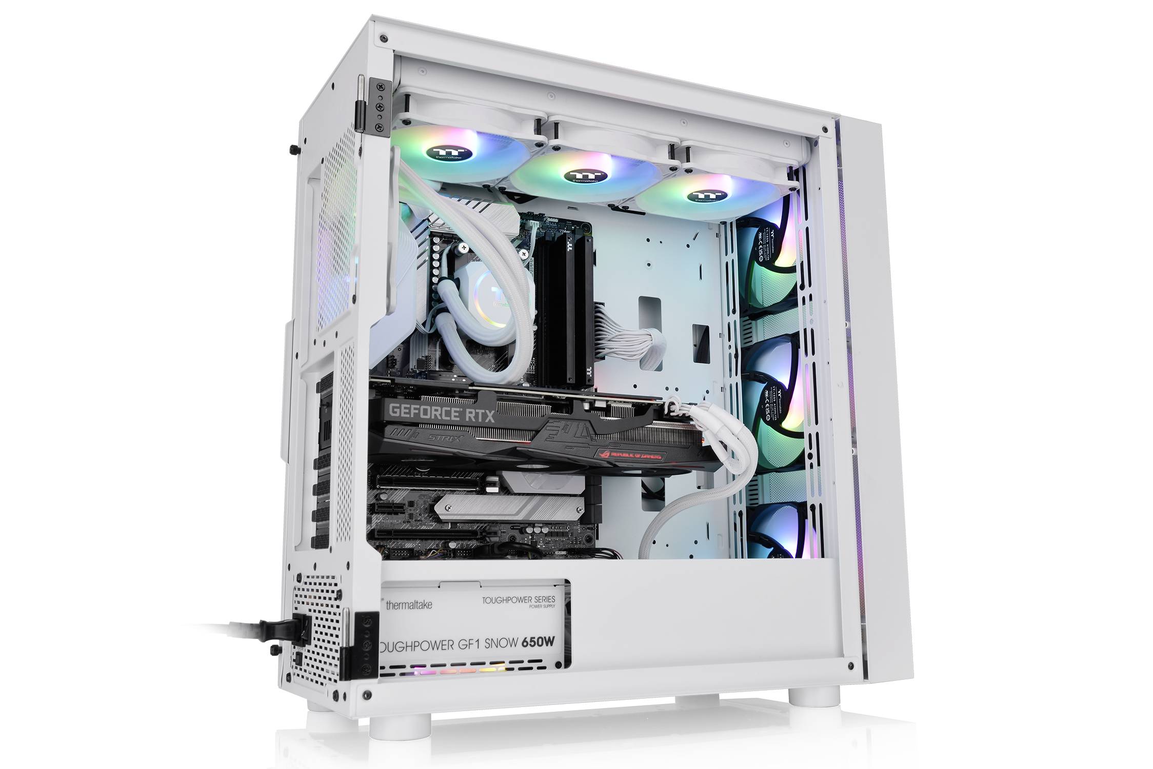 Ein weißer Gaming-Computer mit farbiger LED-Beleuchtung, innen sichtbar eine GeForce RTX-Grafikkarte und ein 650W-Netzteil.