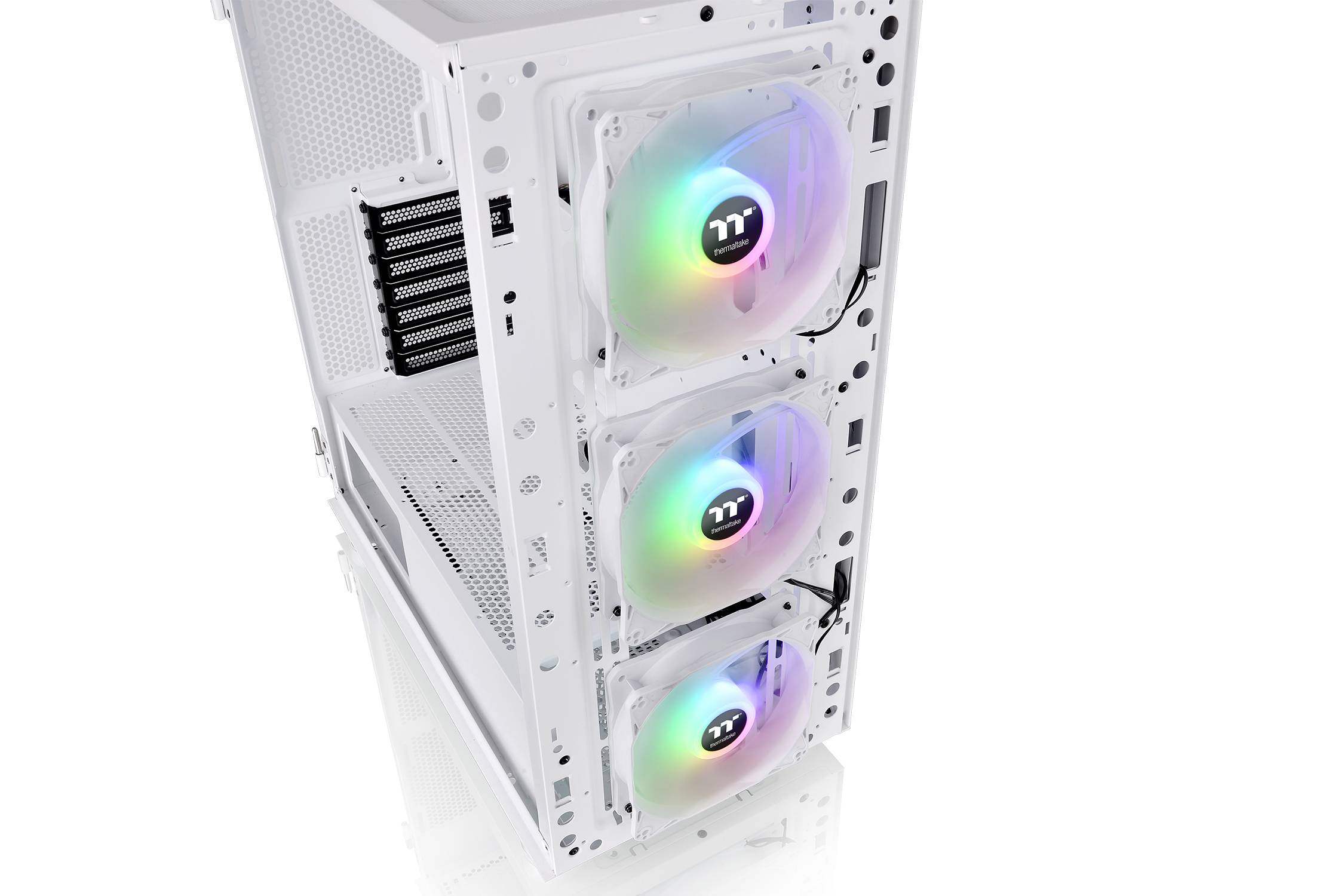 Ein weißes PC-Gehäuse mit drei leuchtenden, mehrfarbigen Lüftern an der Vorderseite. Links sind mehrere Lüftungsschlitze zu sehen.