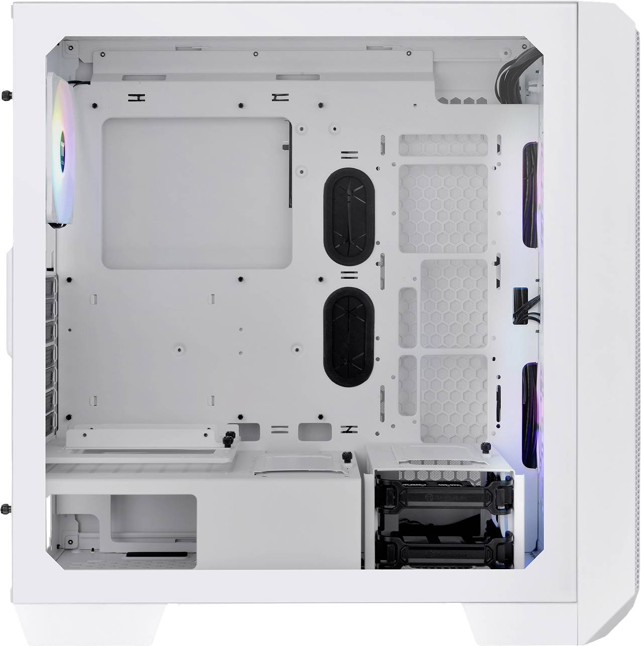 Ein leerer, weißer Computergehäuse-Innenraum mit mehreren Lüfteröffnungen, Kabelmanagement-Löchern und einem vertikalen Festplattenkäfig.