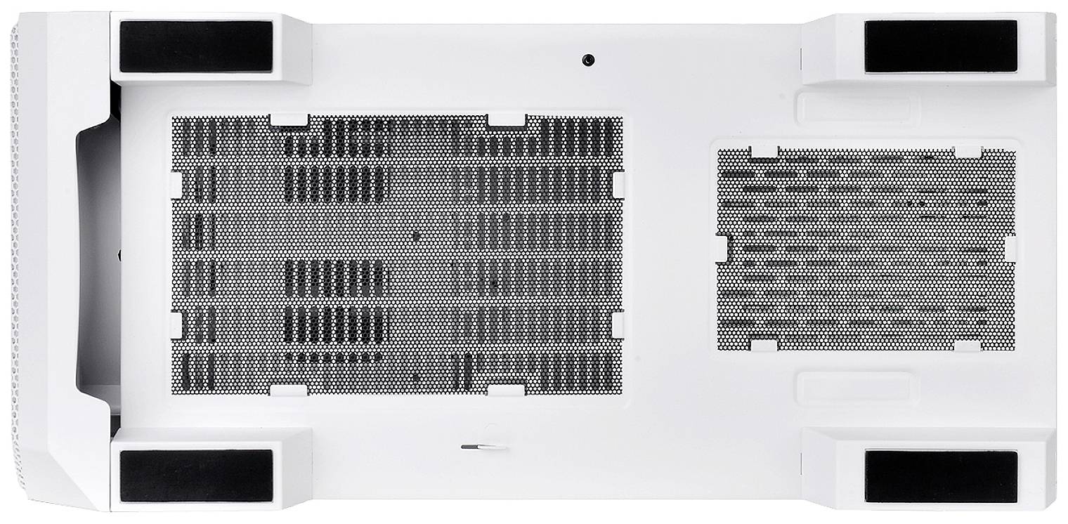 Unterseite eines weißen Computergehäuses mit Lüftungsschlitzen und vier schwarzen Standfüßen.