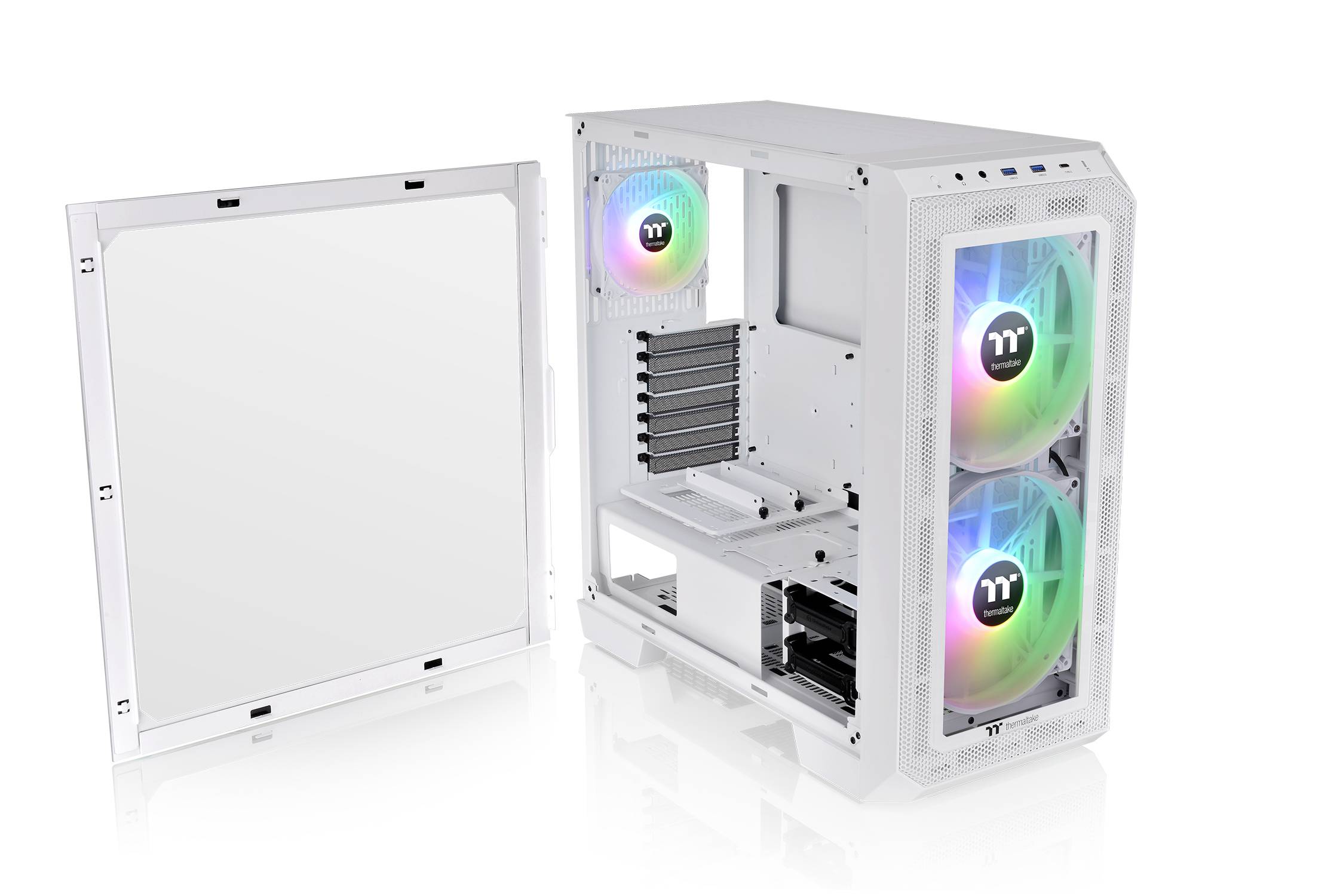 Ein weißes Computergehäuse mit offenem Seitenteil. Drei bunte, beleuchtete Lüfter sind sichtbar. Geeignet für Gaming-PCs.