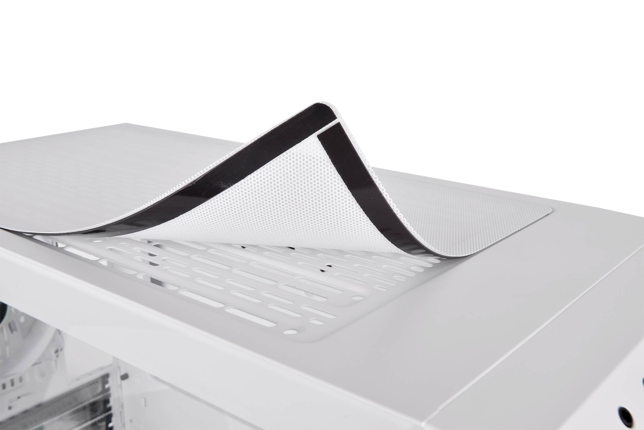 Ein weißes Computergehäuse mit abnehmbarer, schwarzer Lüfterabdeckung oben, zeigt die Lüftungsschlitze darunter.