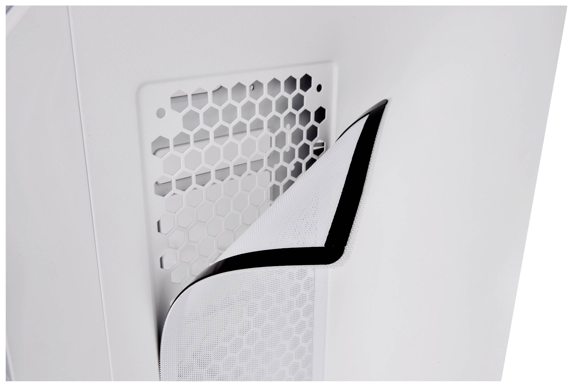 Luftreiniger mit geöffnetem Luftfilter, zeigt ein sechseckiges Wabenmuster auf der Innenseite des Filters.