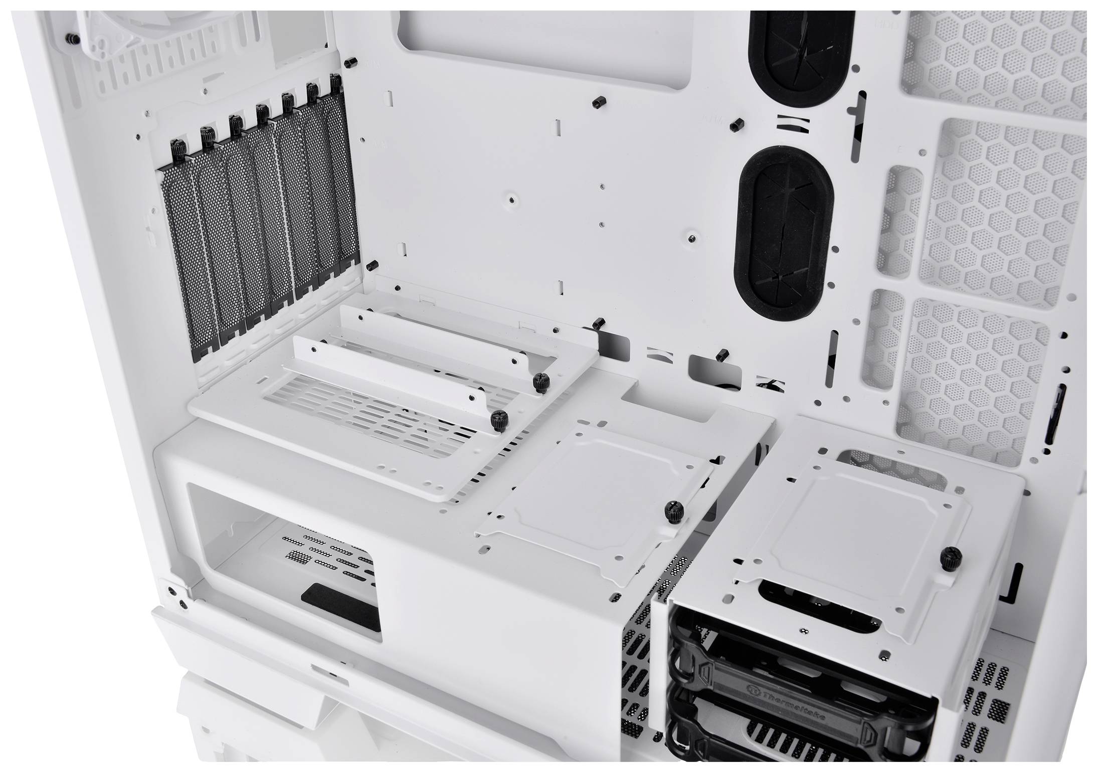 Ein PC-Gehäuse in Weiß, innen sichtbar mit leeren Laufwerksschächten und offenen Steckplätzen für Computerkomponenten.