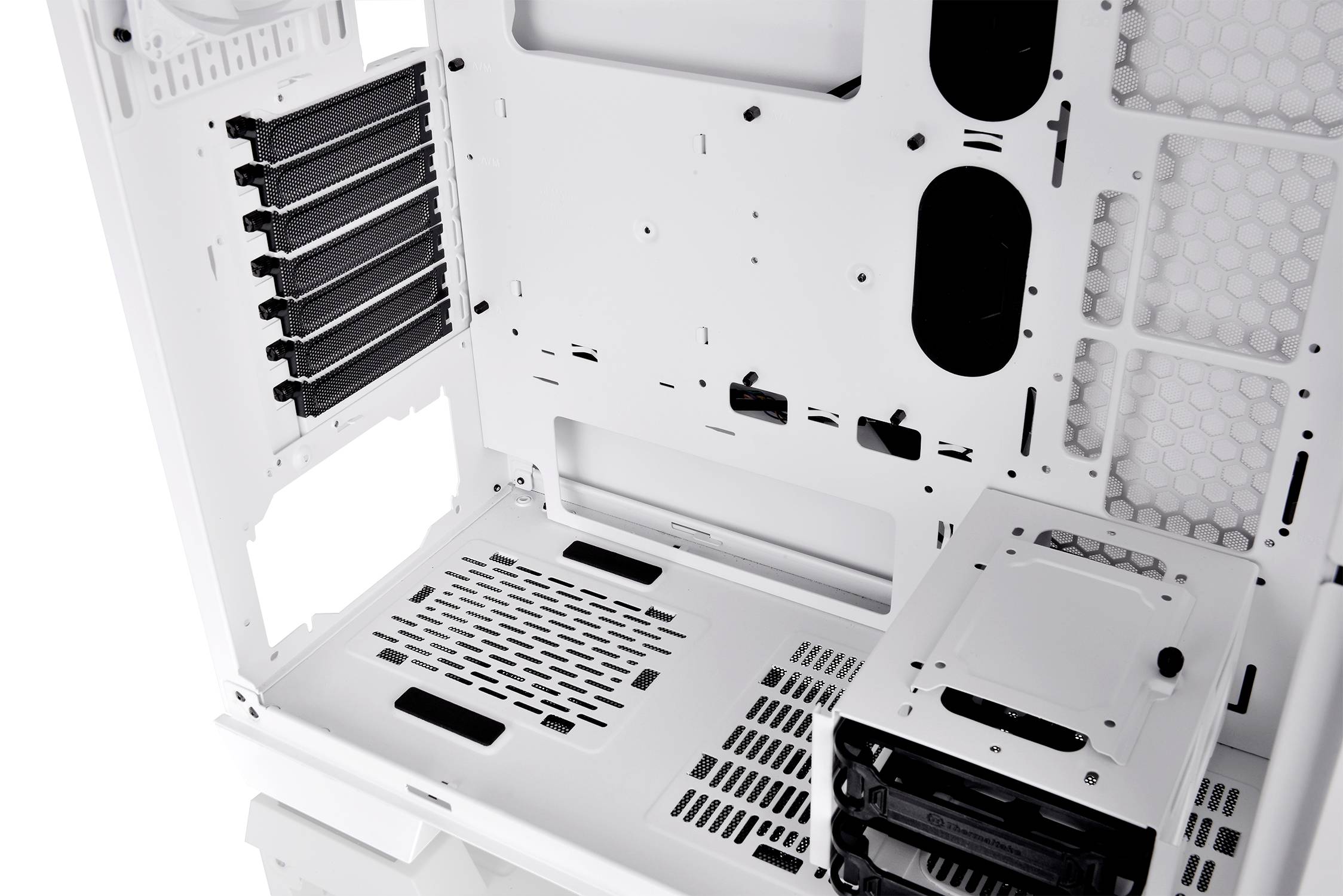 Weißes Computergehäuse-Innenansicht mit Leerplätzen für Komponentenmontage und Lüftungsschlitzen.