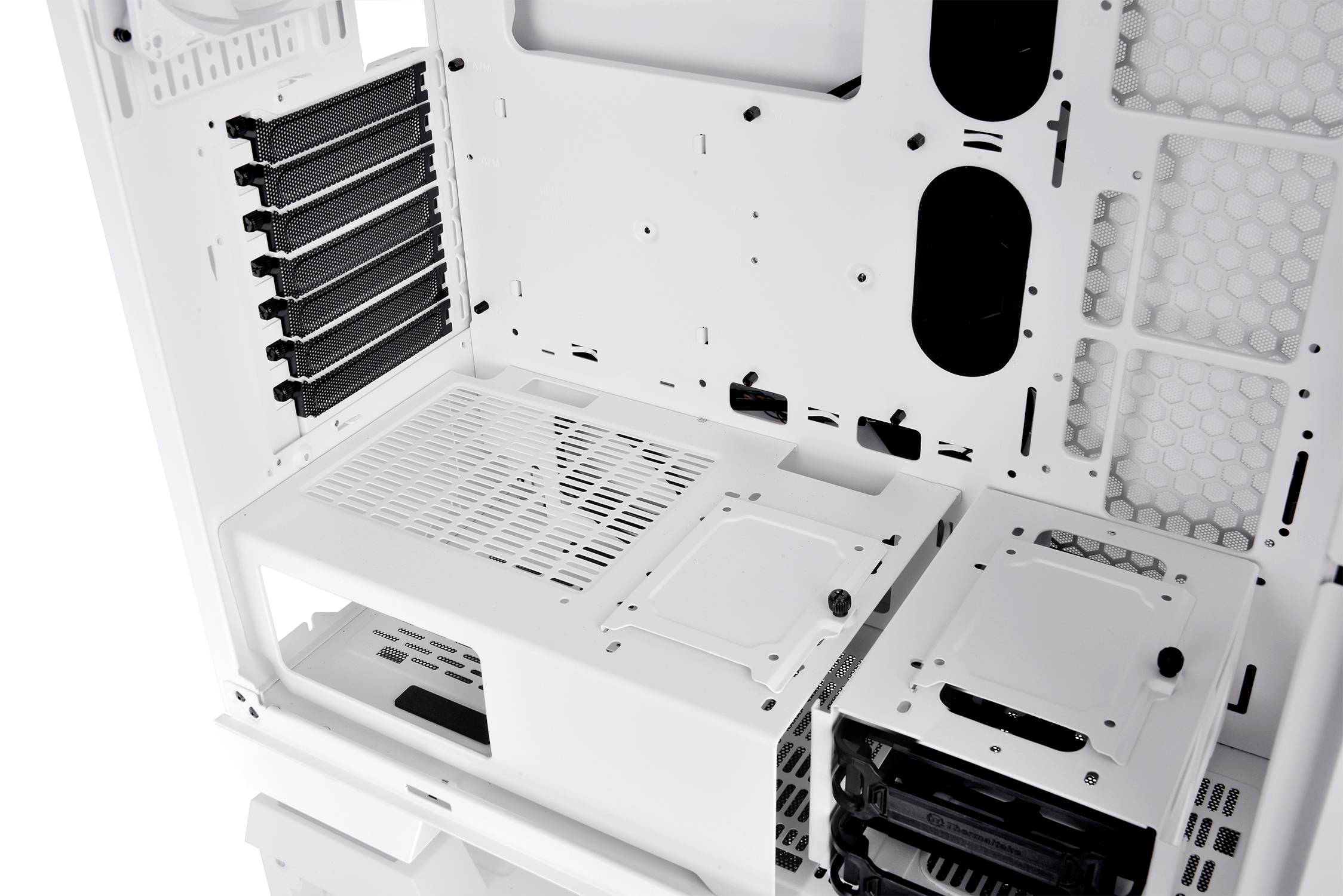 Leeres weißes Computergehäuse mit mehreren Festplattenschächten, Kabeldurchführungen und Lüftungsschlitzen, geeignet für PC-Bau.