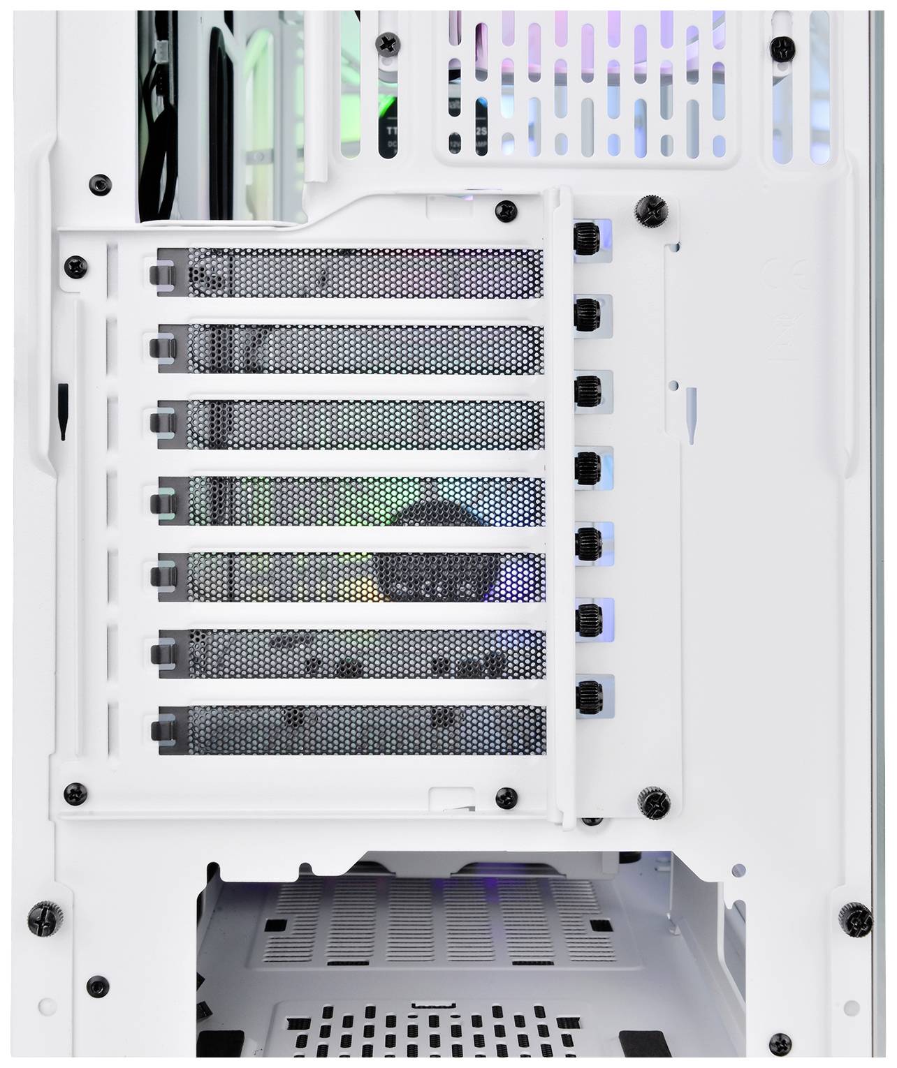 Ein weißes Computergehäuse mit mehreren Lüftungsschlitzen zeigt innen bunte LED-Beleuchtung. Rückseite mit erkennbaren Anschlussbereichen.