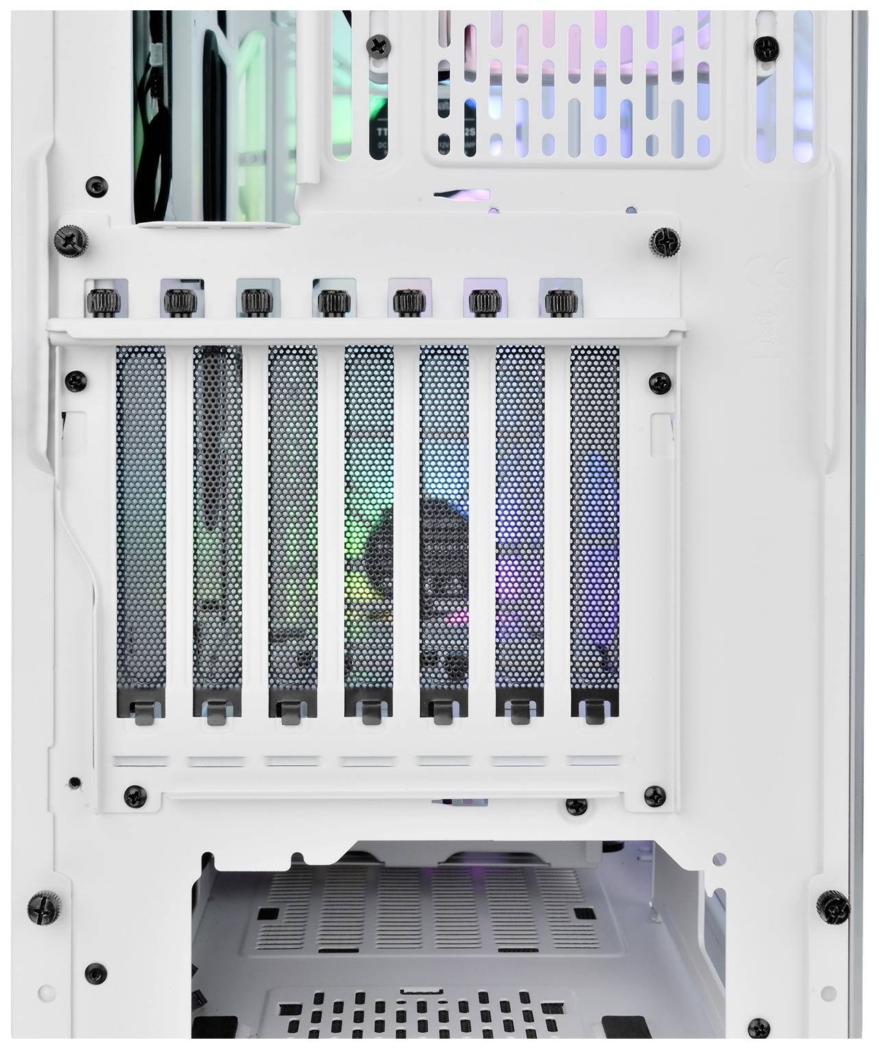 Rückansicht eines weißen Computergehäuses mit sieben offenen PCIe-Steckplätzen, einem sichtbaren RGB-Lüfter und mehreren Befestigungsschrauben.