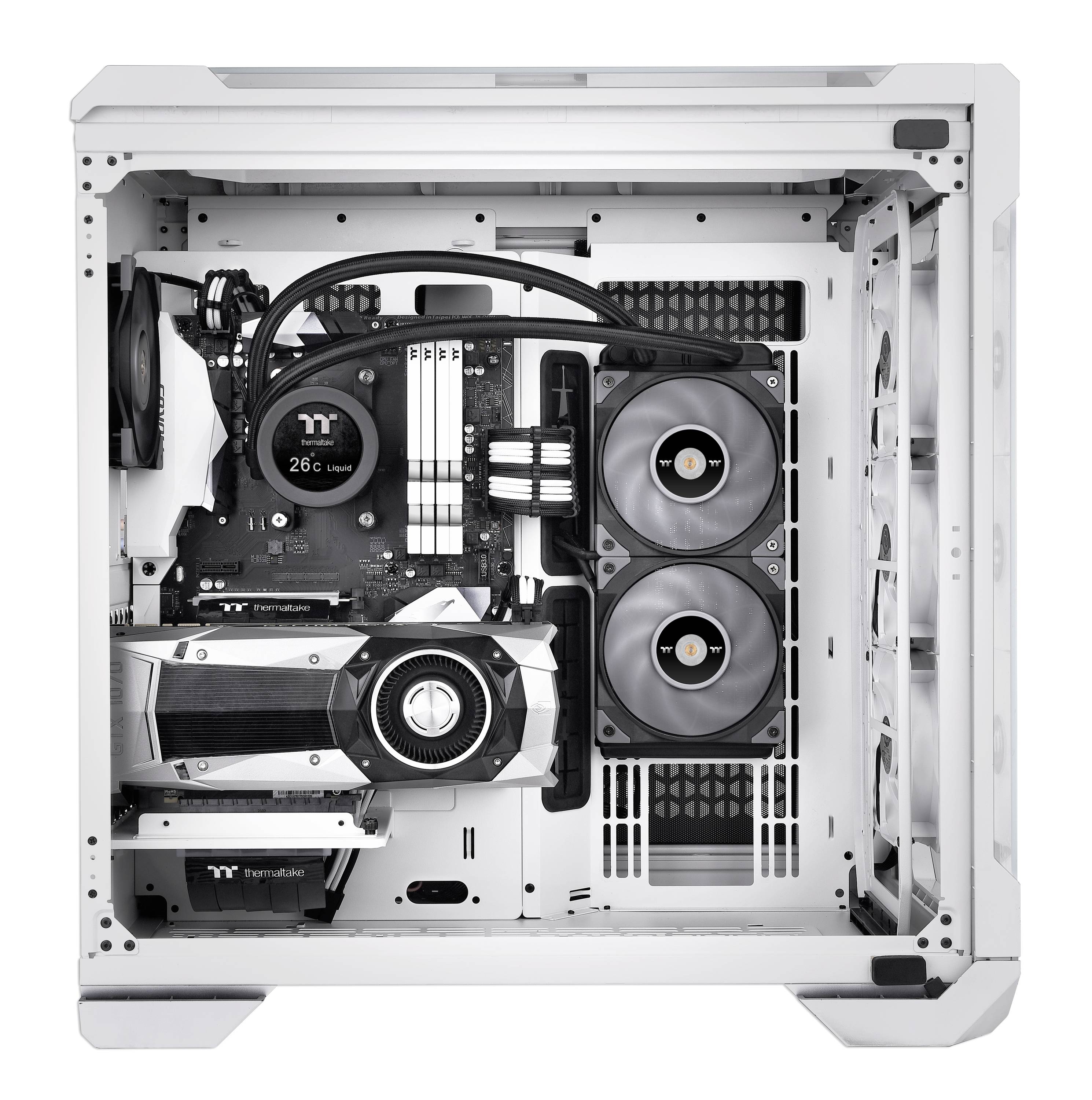 Ein geöffneter Computergehäuse zeigt interne Hardware darunter zwei Lüfter, eine Grafikkarte und eine Kühlungseinheit.