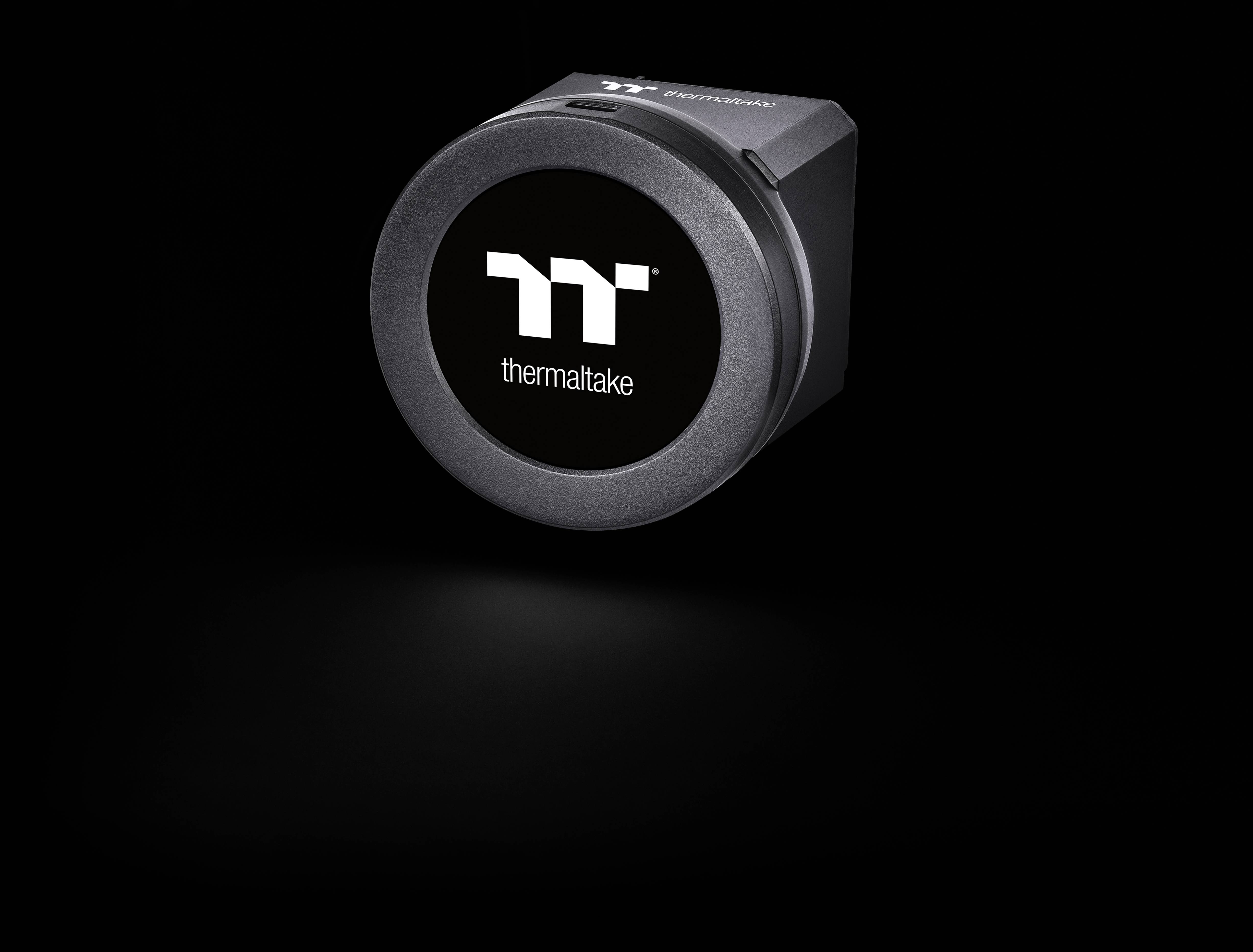 Ein Thermaltake-Gerät mit rundem, schwarzem Bildschirm zeigt das Thermaltake-Logo auf schwarzem Hintergrund.