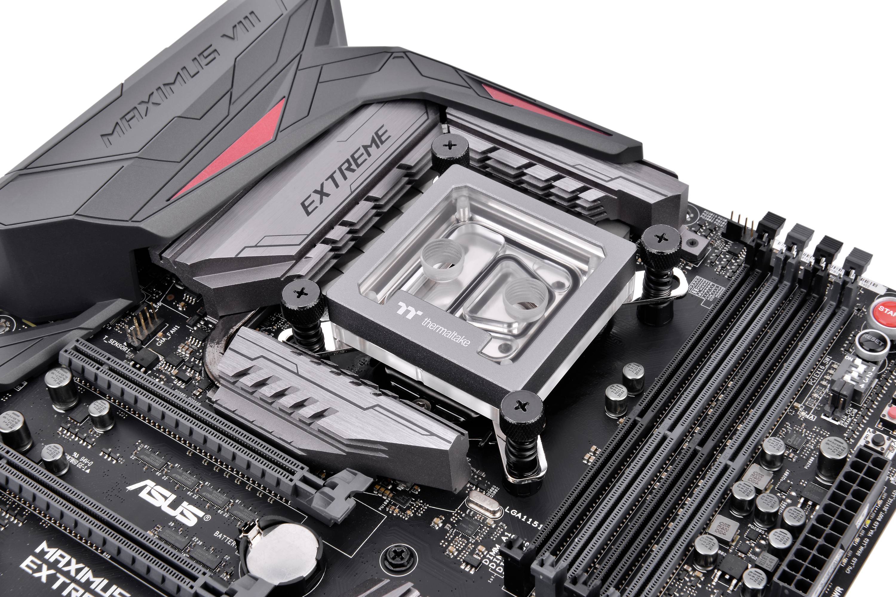 Mainboard mit schwarzer Oberfläche, markiert mit 'ASUS' und 'MAXIMUS VII'. Enthält einen 'EXTREME'-CPU-Kühler im Gehäuse.