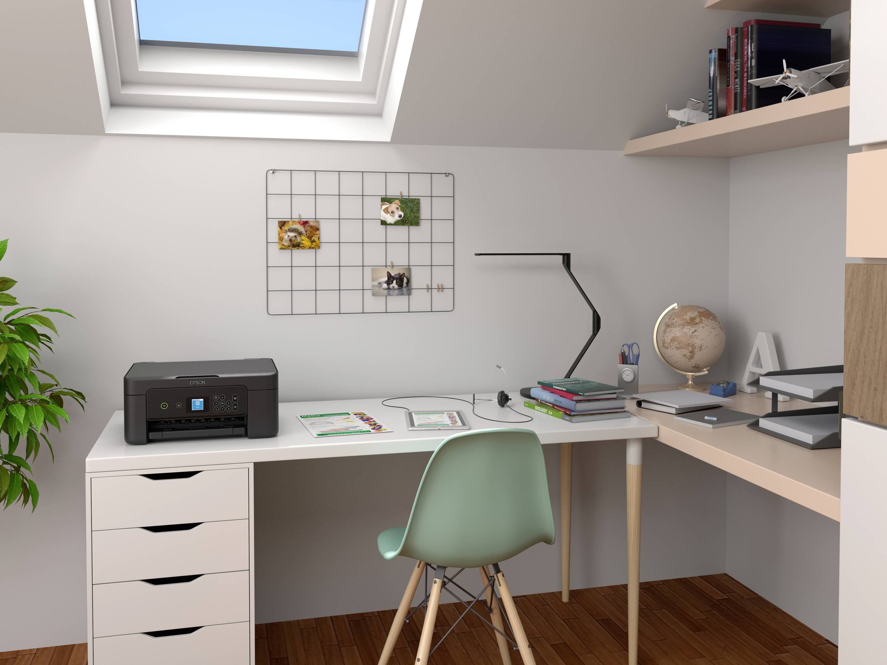 Ein aufgeräumter Schreibtisch unter einem Dachfenster mit Drucker, Stuhl, Globus und Pflanzen. Regale mit Büchern und Modellen.