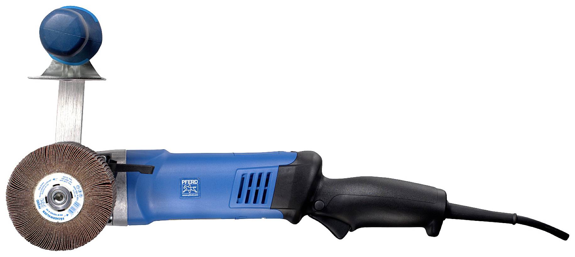 Eine blaue elektrische Schleifmaschine mit schwarzem Griff und rundem Schleifscheibenaufsatz, die auf einem weißen Hintergrund liegt.
