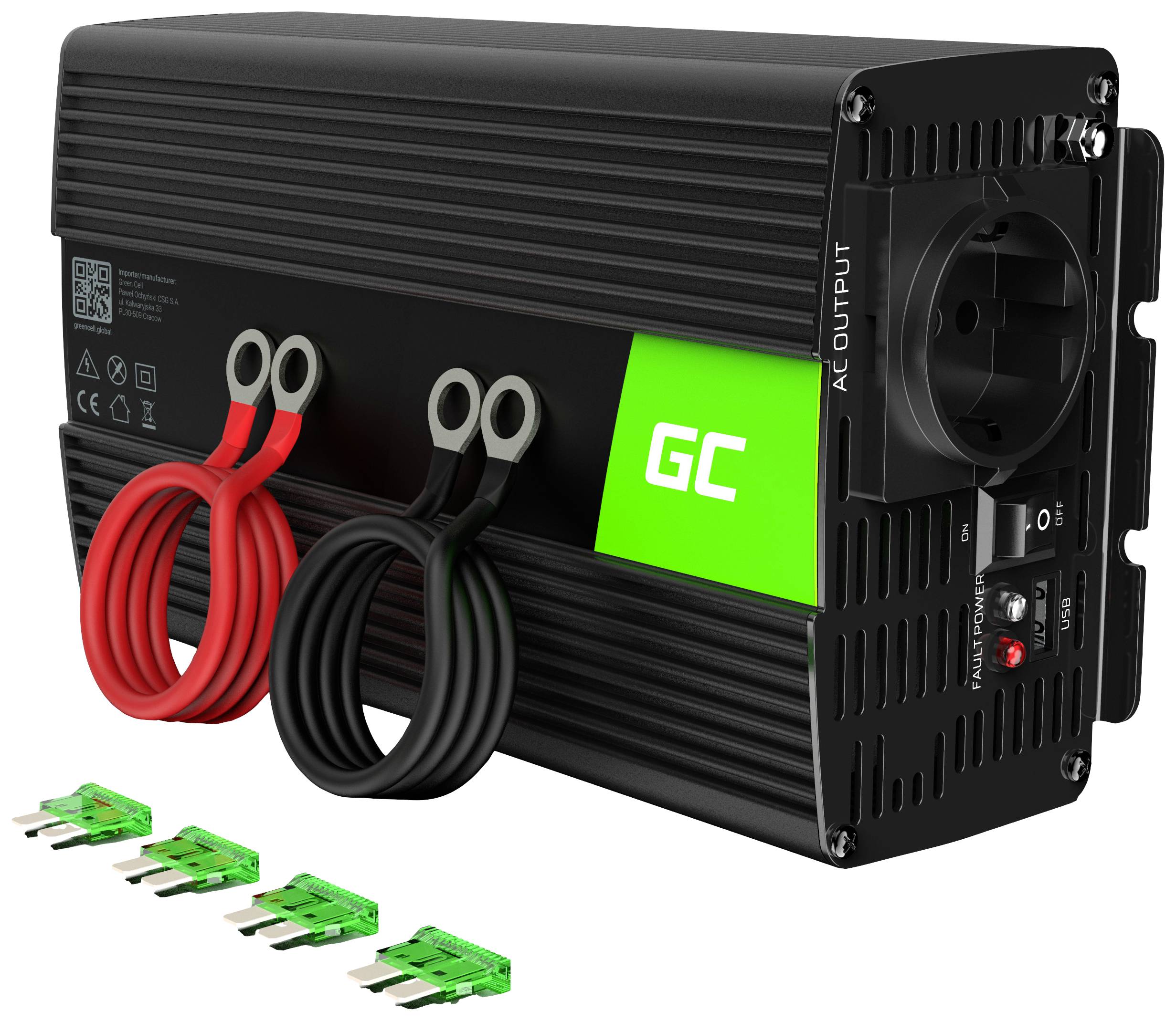 Ein schwarzer Spannungswandler mit rotem und schwarzem Kabel sowie grünem 'GC'-Logo. Adapter und Sicherungen sind darunter zu sehen.