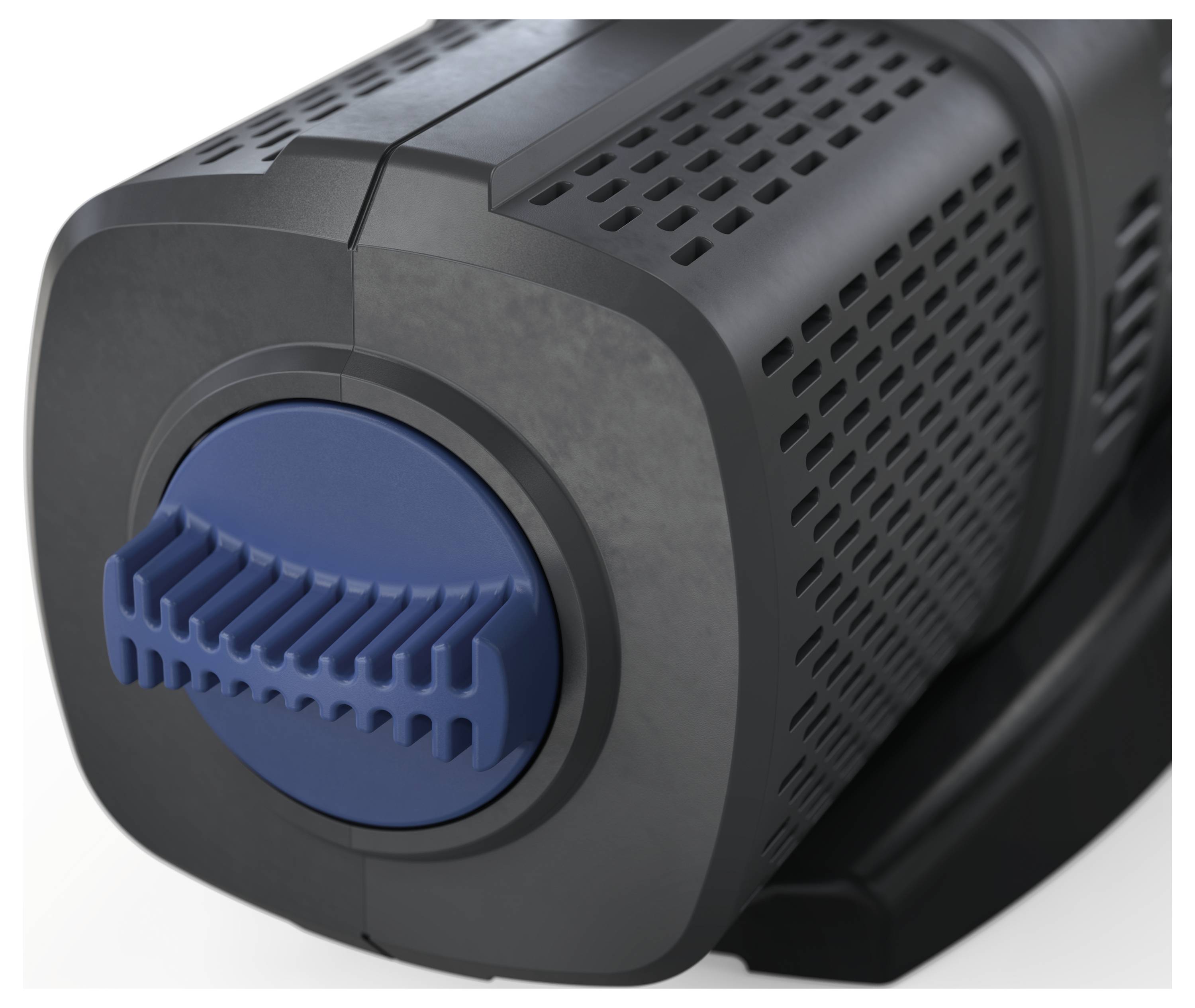 Nahaufnahme eines schwarzen und blauen elektronischen Geräts mit strukturierter Oberfläche und gitterähnlichem Design, das auf einen Fokus auf Belüftung oder Kühlung hindeutet.