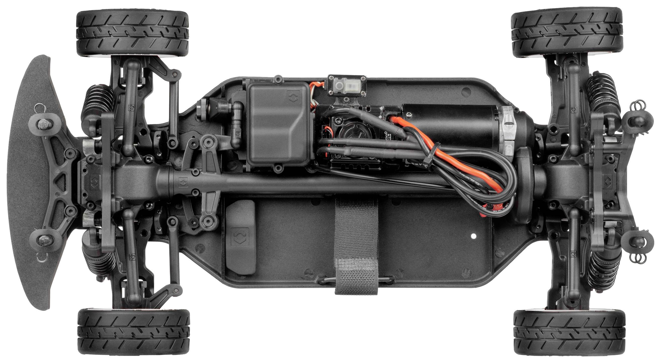 Unteransicht eines ferngesteuerten Autos mit sichtbaren Rädern, Motor und Kabeln. Die Technik des Fahrzeugs ist freigelegt.