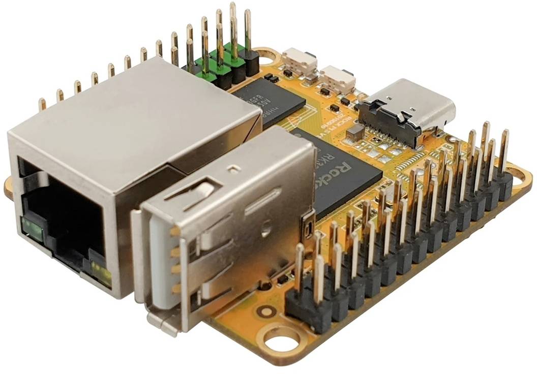 Ein oranges Einplatinencomputer mit Ethernet-Port und USB-C-Anschluss, Pins an den Seiten, verwendet für elektronische Projekte.