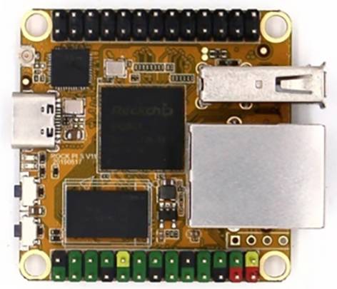 Ein kleines gelbes Computer-Board mit USB-Anschlüssen und verschiedenen elektronischen Komponenten auf der Oberfläche.