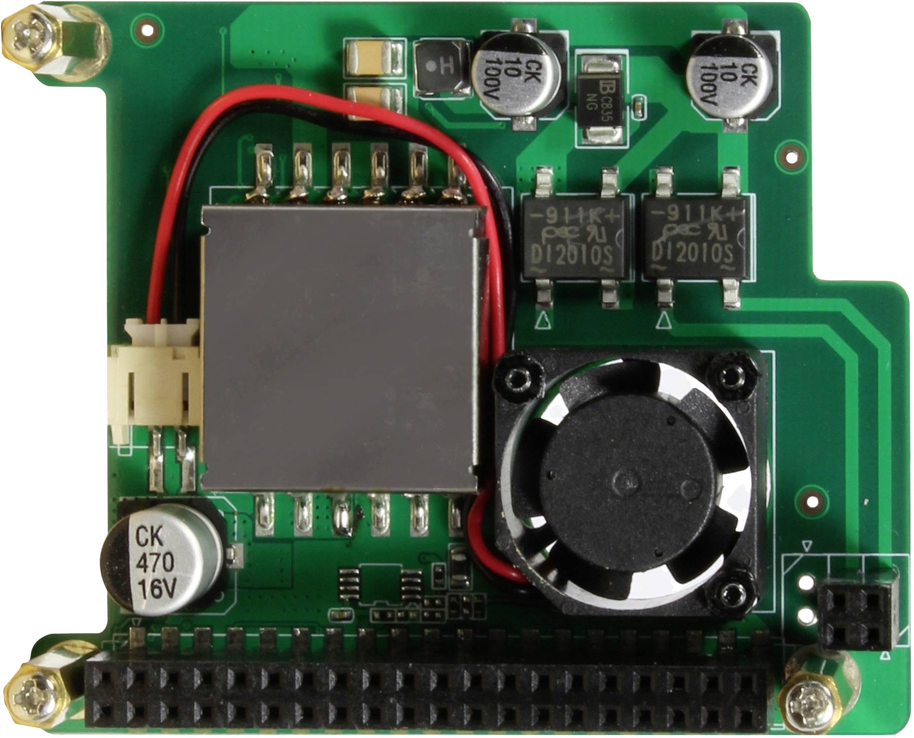 Elektronische Platine mit Lüfter und verschiedenen Komponenten, einschließlich Kondensatoren und Widerständen auf einem grünen Board.