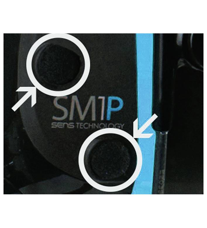 Zwei kreisförmige Tasten mit Pfeilen, neben dem Text 'SM1P SENS TECHNOLOGY', auf einer dunklen Oberfläche mit blauem Streifen.
