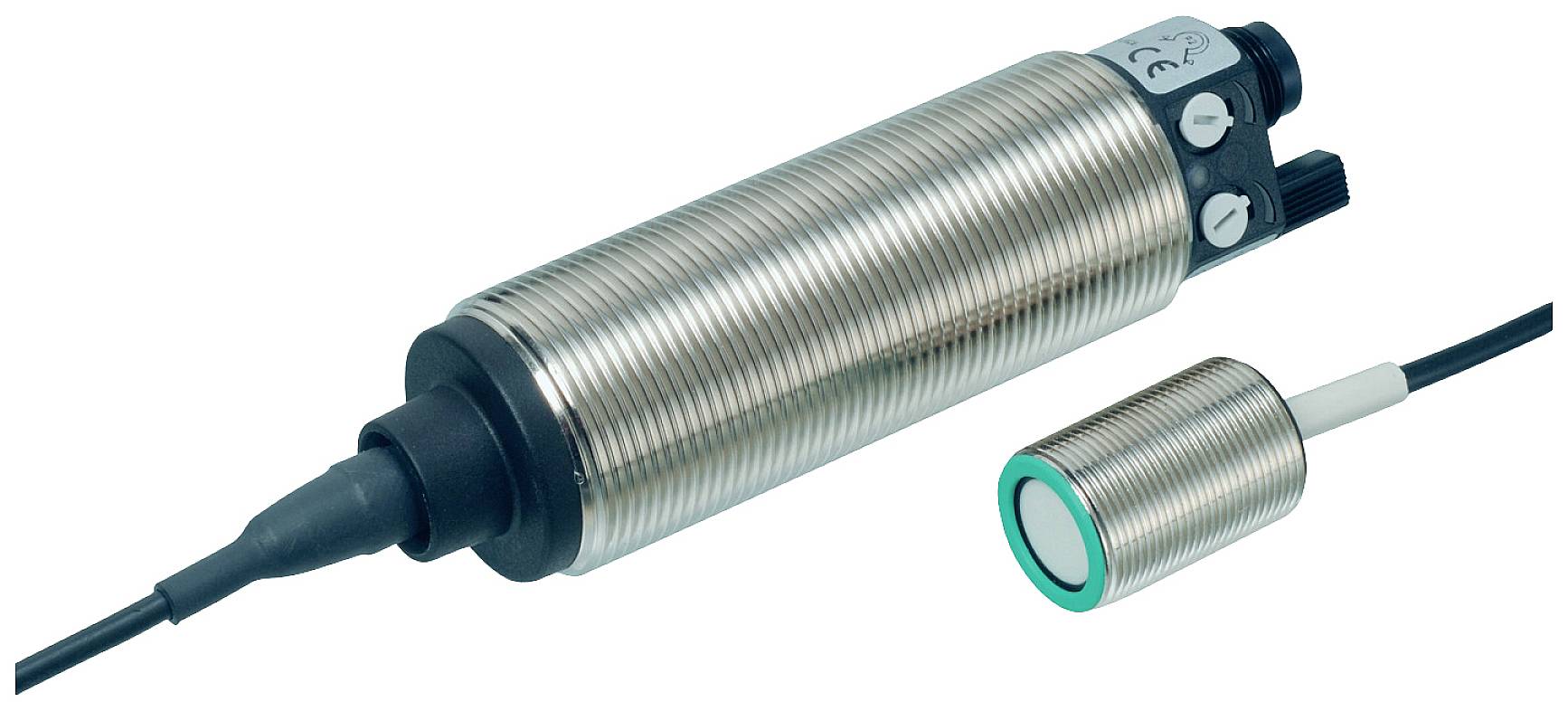 Bild von zwei zylindrischen Sensoren in Metallgehäusen, verbunden mit Kabeln. Der größere Sensor hat ein CE-Zeichen.