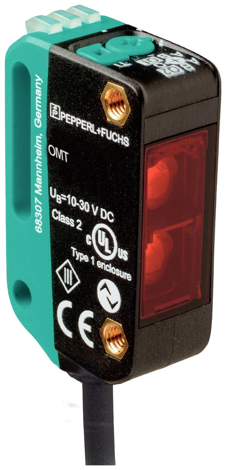 Ein Industrie-Sensor von Pepperl+Fuchs, Modell OMT, zeigt Spannungsspezifikationen und Zertifizierungen auf der Vorderseite.