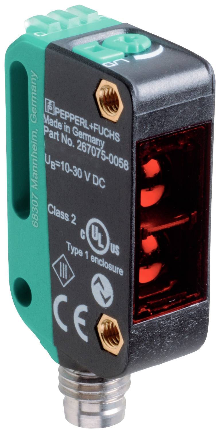 Ein schwarzer optischer Sensor von Pepperl+Fuchs mit rotem Lichtaustritt, grüner Halterung und mehreren Zertifizierungslogos.