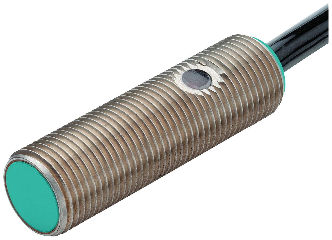 Ein zylindrischer Induktivsensor mit geripptem Metallgehäuse und schwarzem Kabel. Der Sensor hat ein grünes Endstück.
