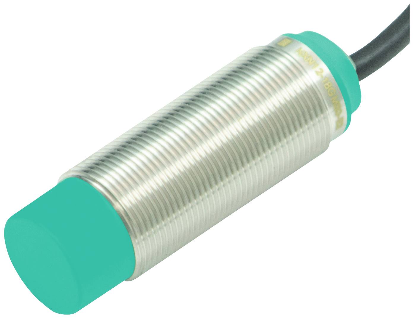 Ein zylinderförmiger Induktivsensor mit einem grünen Sensorbereich und einem Metallgehäuse. Ein Kabel führt vom Sensor weg.