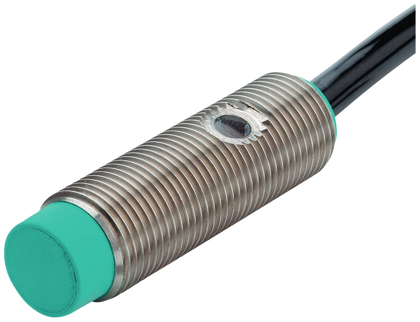 Zylindrischer induktiver Näherungssensor mit grünem Kopf und Metallgehäuse, verbunden durch ein schwarzes Kabel.