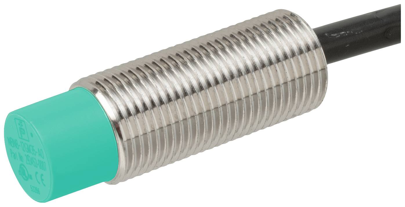 Ein zylindrischer, induktiver Sensor mit einem geriffelten Metallgehäuse und einem grünen Kunststoffkopf. Ein Kabel ist am Ende befestigt.