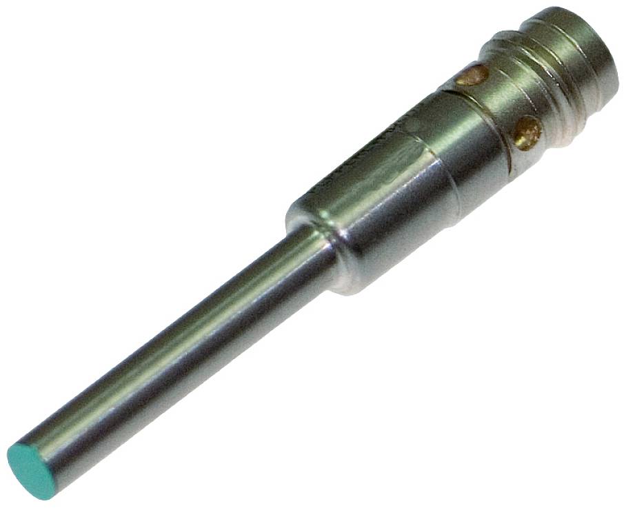 Silberner Metallstecker mit rundem blauen Ende, möglicherweise ein elektrischer oder elektronischer Steckverbinder, auf weißem Hintergrund.