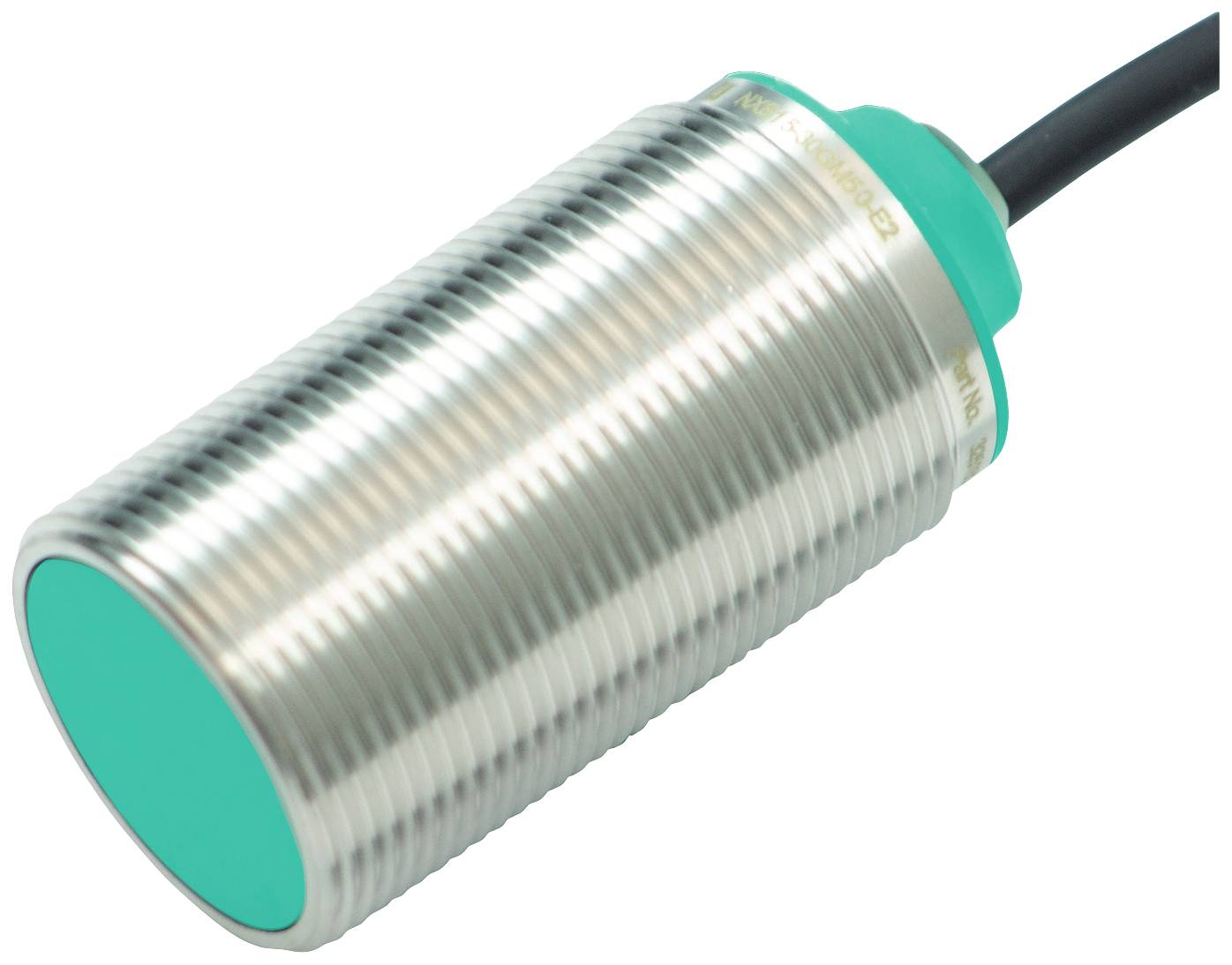 Ein zylindrischer Näherungssensor mit geriffelter Metalloberfläche und grüner Spitze, verbunden mit einem schwarzen Kabel.