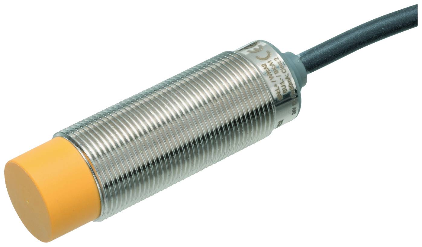 Ein zylindrischer Näherungssensor mit einem metallischen Gehäuse und orangefarbener Spitze, an ein Kabel angeschlossen.