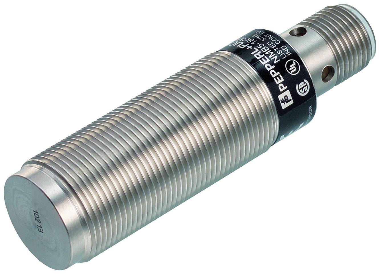 Ein zylindrischer, geriffelter Sensor mit Metallgehäuse, seitlicher Anschlussbuchse und Herstellerkennzeichnung 'Pepperl+Fuchs'.