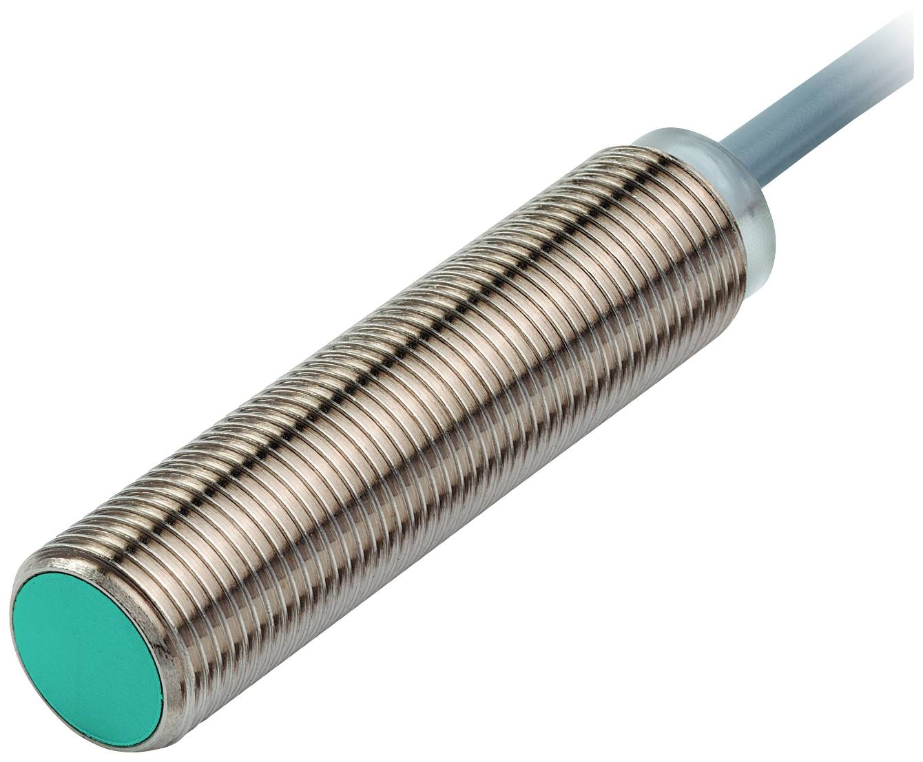 Zylindrischer, metallverkleideter Näherungssensor mit einem grünen Kopf und Kabelanschluss. Häufig in Automatisierungstechnik verwendet.