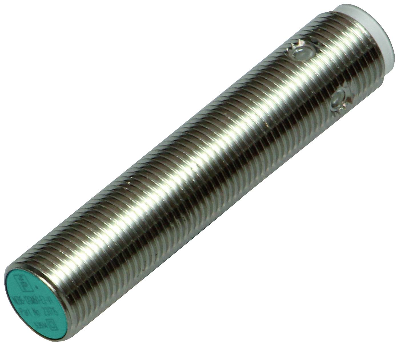 Ein zylindrischer Sensor mit metallischem Gehäuse und erkennbarer grüner Fläche an einem Ende, häufig in industriellen Anwendungen.